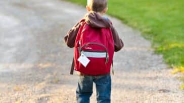 perles d'écoliers cartable enfant qui va à l'école