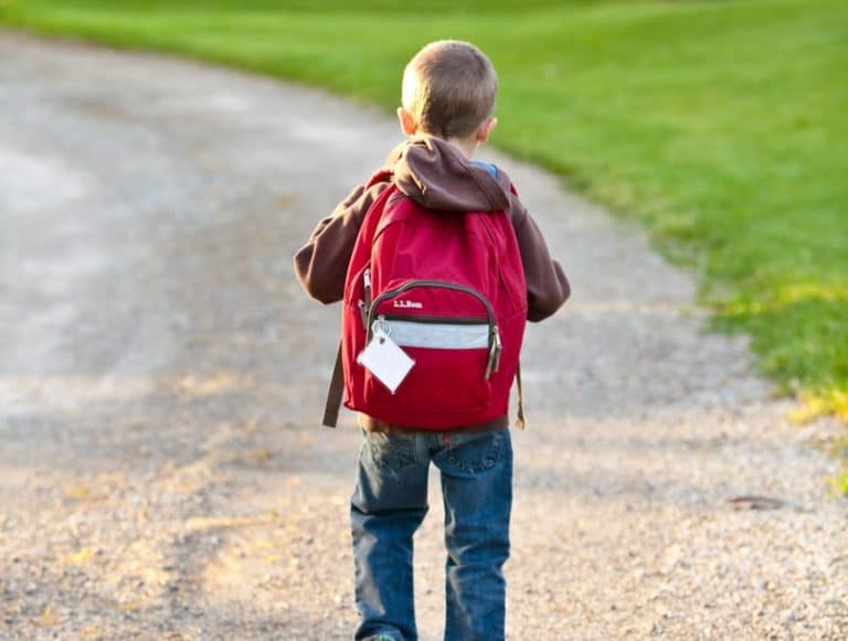 perles d'écoliers cartable enfant qui va à l'école