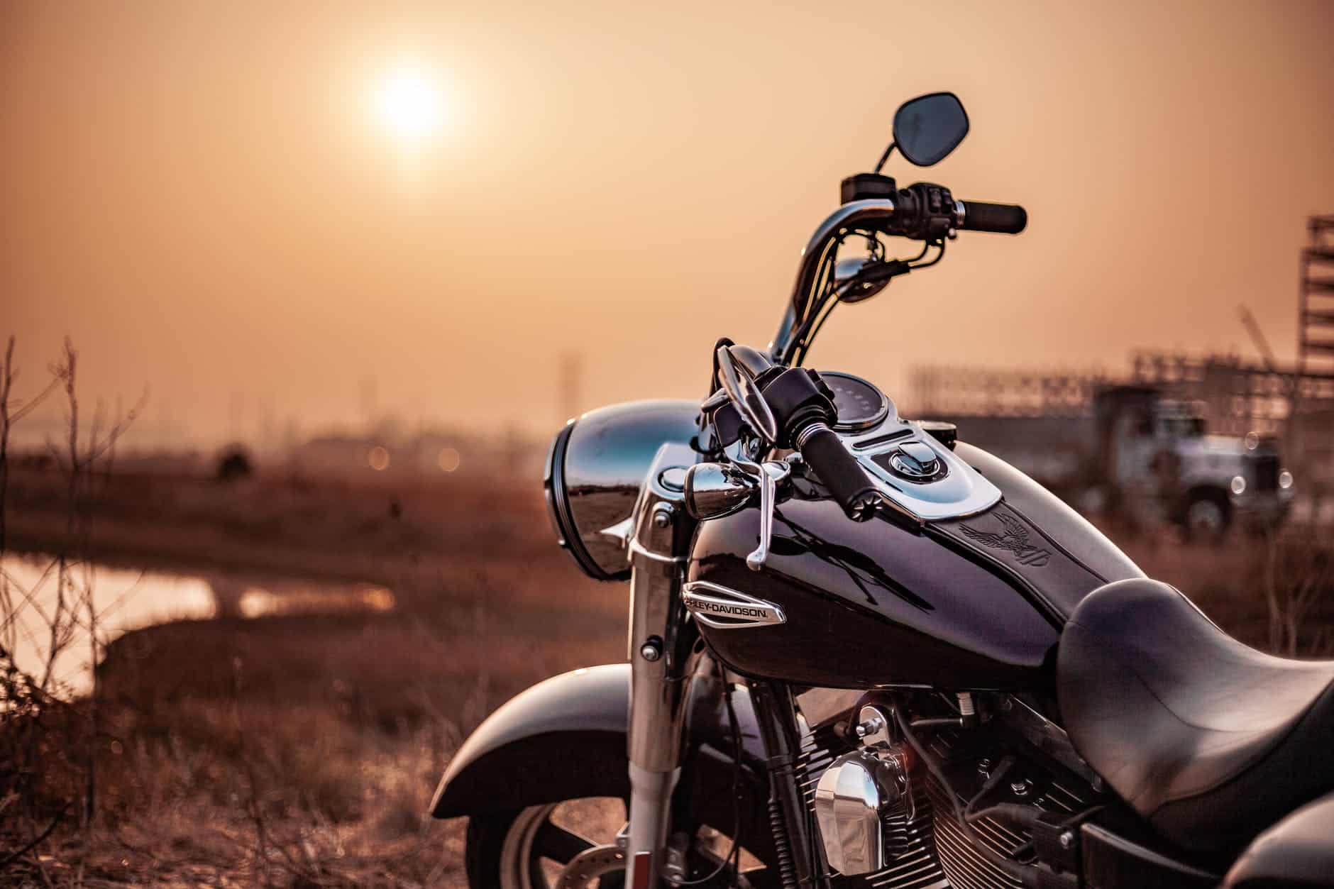 moto deux roues coucher de soleil