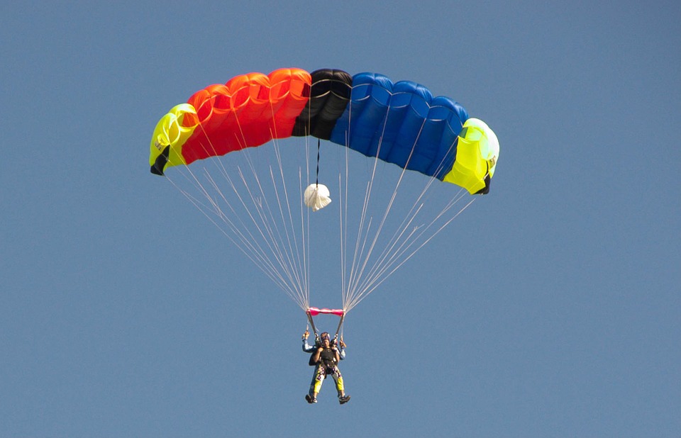 skydiver-376783_960_720