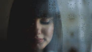 dimanches pluvieux pluie fenetre femme
