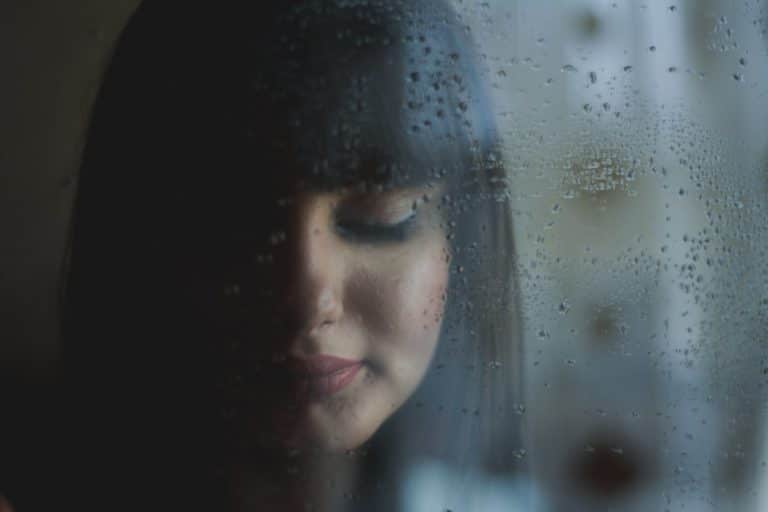 dimanches pluvieux pluie fenetre femme