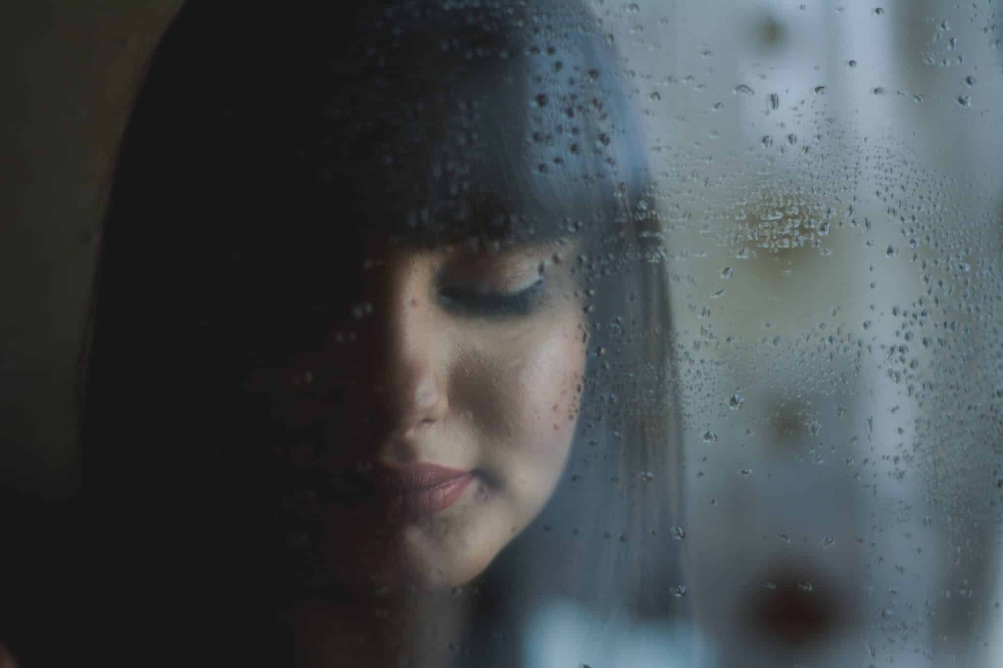 dimanches pluvieux pluie fenetre femme