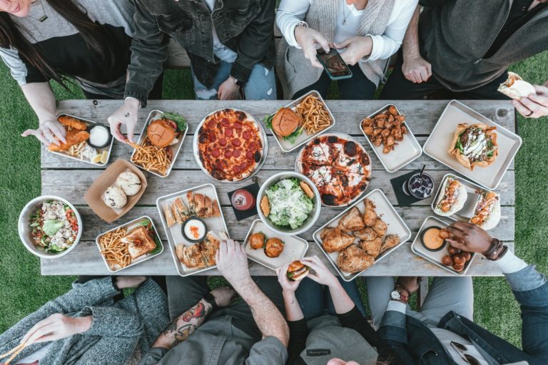 repas table nourriture plats culinaires spécialités européennes