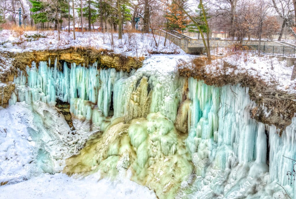 Chute d'eau gelée