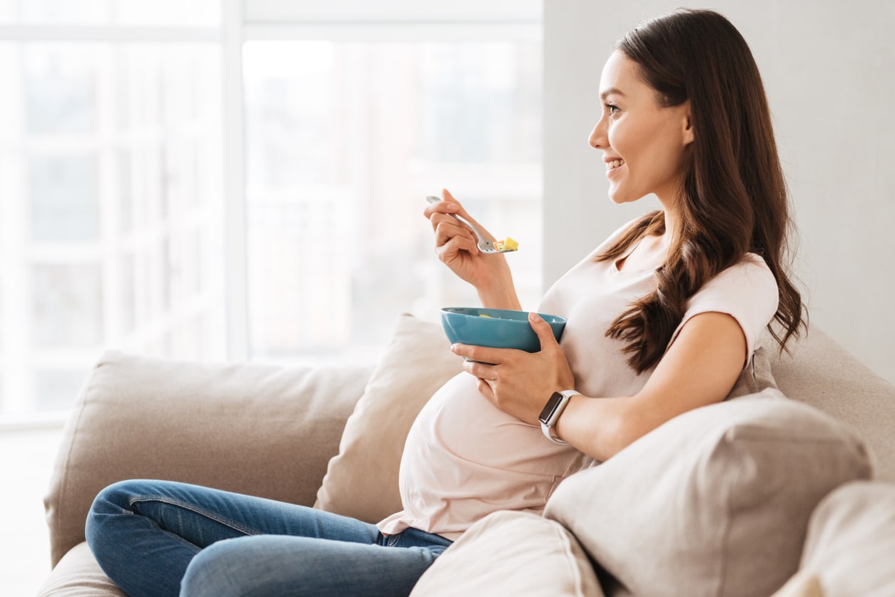 femme enceinte manger bol repas salon aliments