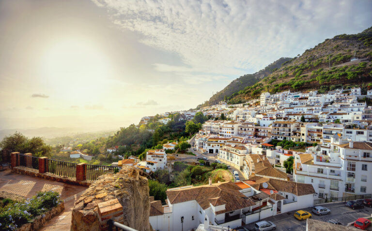 Paysage avec pittoresques maisons blanches dans le village de Mijas au coucher du soleil. Costa del Sol, Andalousie, Espagne